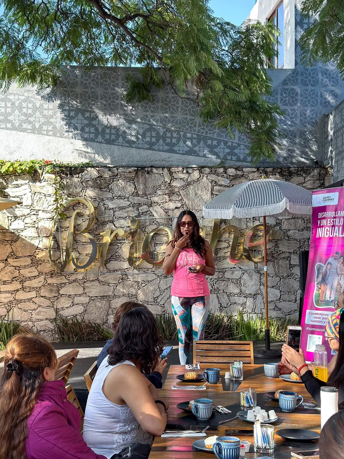 Verónica Reyna dando una plática en un evento al aire libre